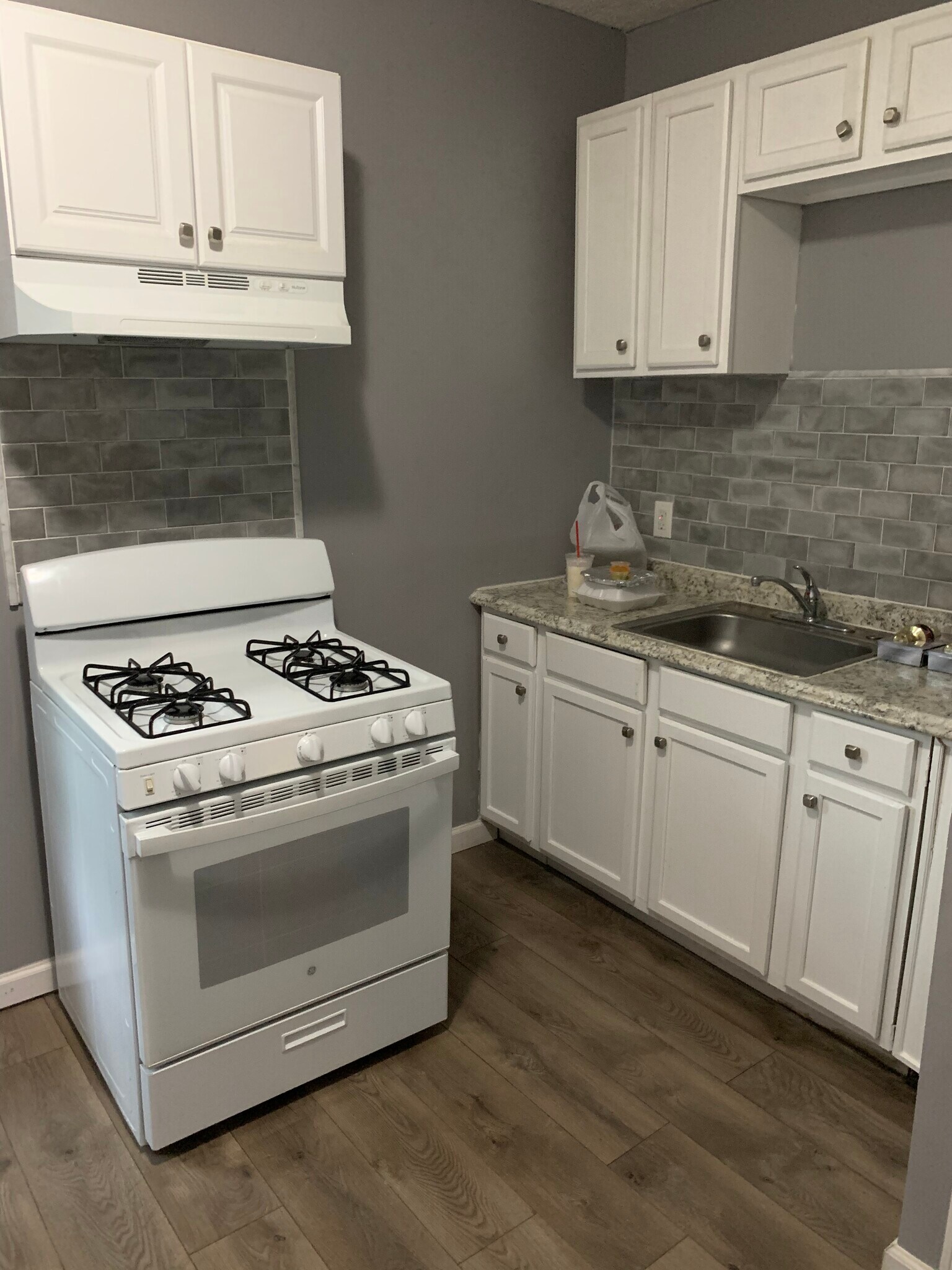 Kitchen - 405 Blatchley Ave