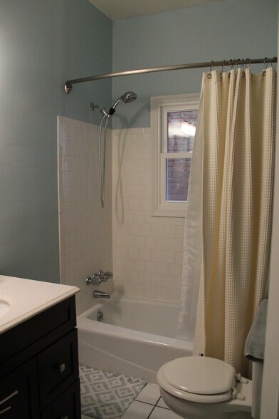 Full Bath - 533 8th Street Northeast