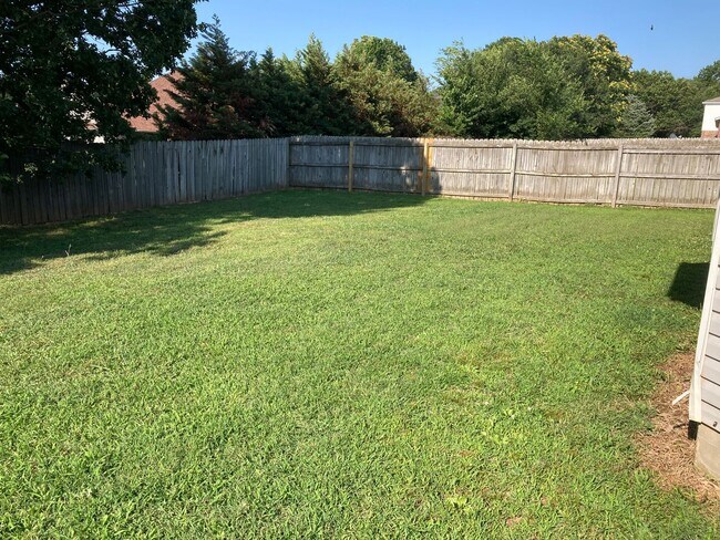 Building Photo - JUST REDUCED!!! 3 Bed / 2 Bath Extremely close to Wedington Exit!