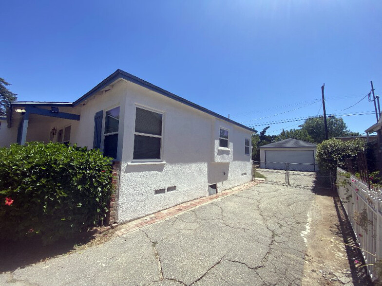 Building Photo - 8920 Darby Ave