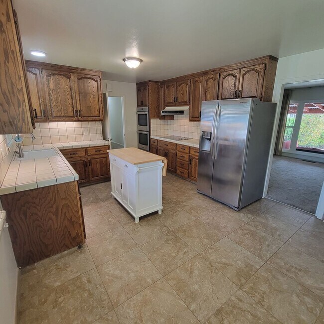 Building Photo - Well-Maintained Redwood City Home with Bonus Room & Private Yard