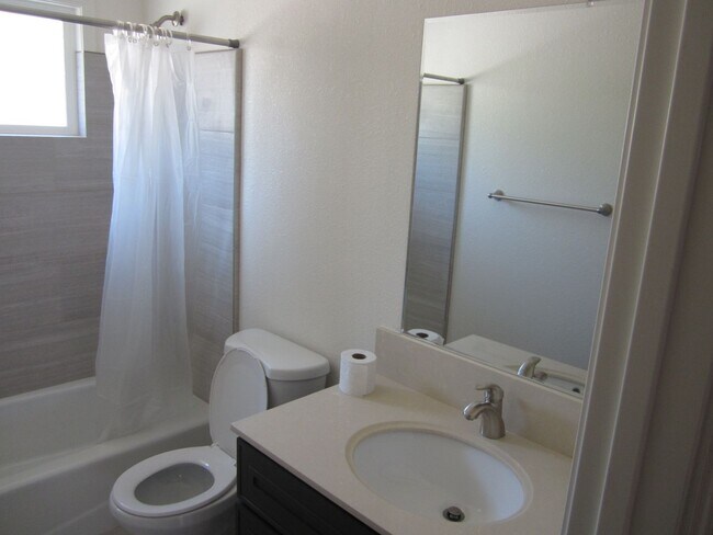 Building Photo - 138 Rainbow Ct