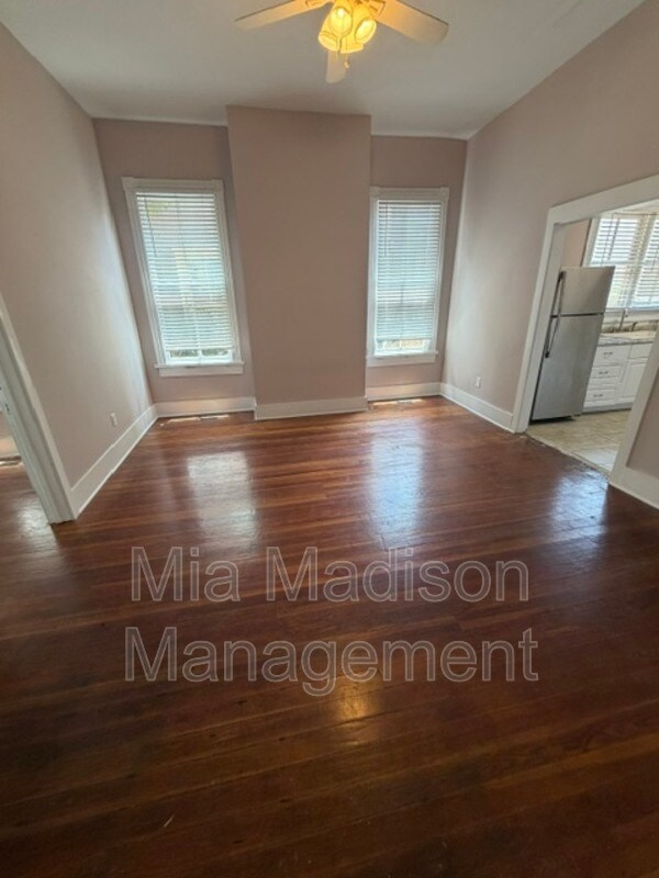 Building Photo - 305 W 39th St