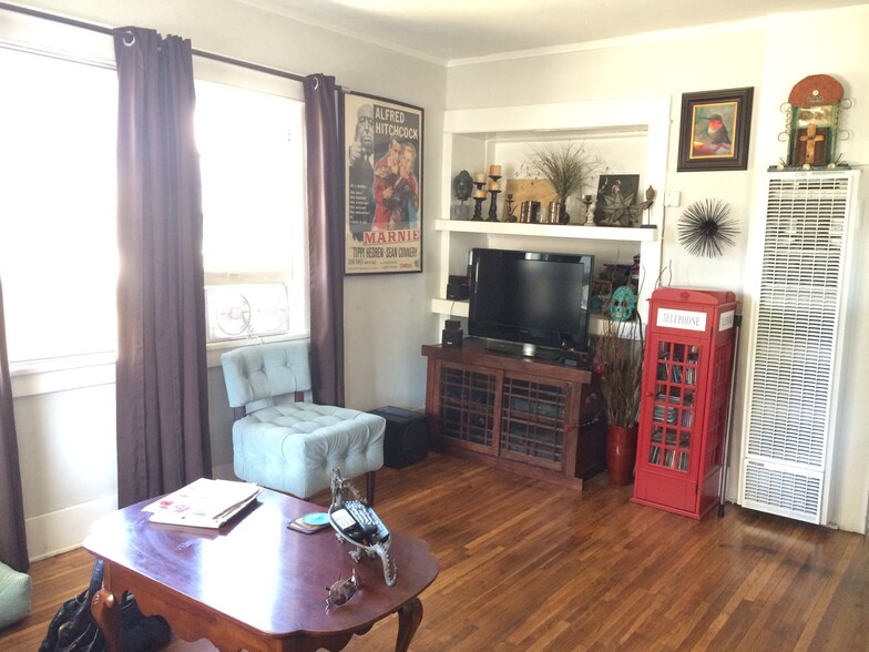 Living room with built-in bookshelves - 1453 Echo Park Avenue