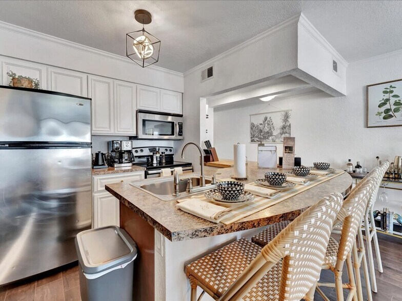 Building Photo - 2506 N Rocky Point Dr