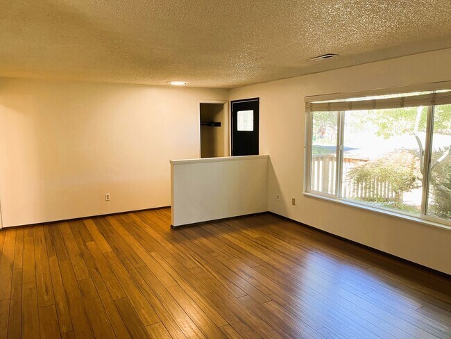 Building Photo - HALF OFF OF FIRST MONTH'S RENT! Beautifull...