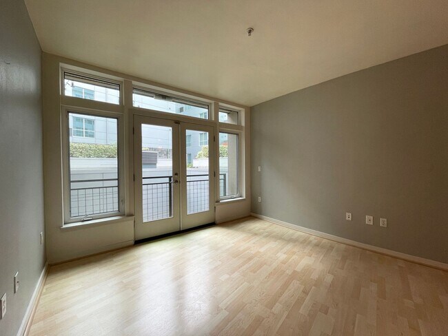 Building Photo - Fantastic Condo in NW Portland with Washer...