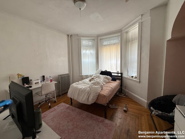 Building Photo - 463 Park Dr