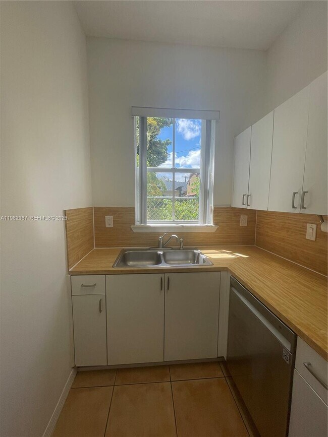 Building Photo - 3421 SW 25th St