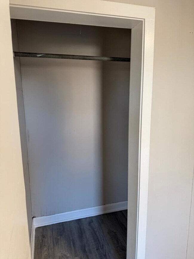 Building Photo - 930 S Victory St