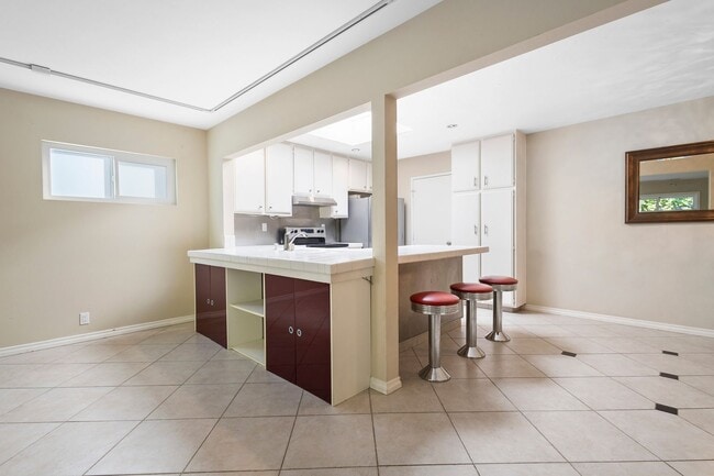 Building Photo - 3 Bedroom 2 Bathroom home available NOW