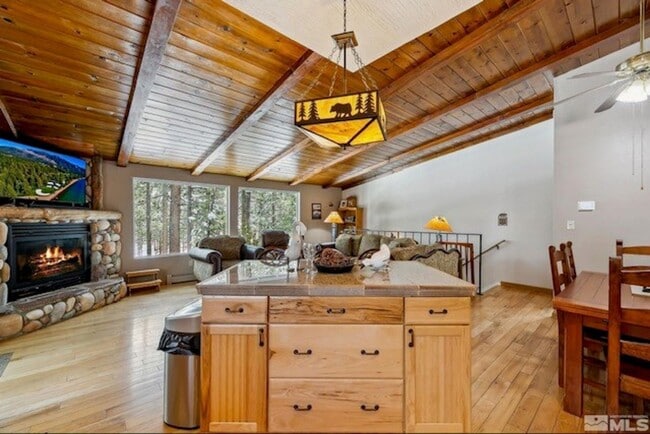 Building Photo - Large quiet condo backs to the forest