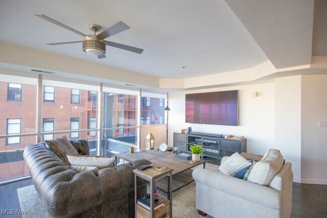 Building Photo - 701 W Lakeside Ave