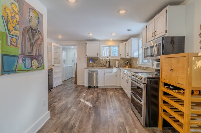 Building Photo - Quiet Cottage in the Trees