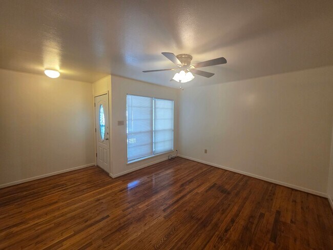 Building Photo - Charming 3/2 in Copperas Cove