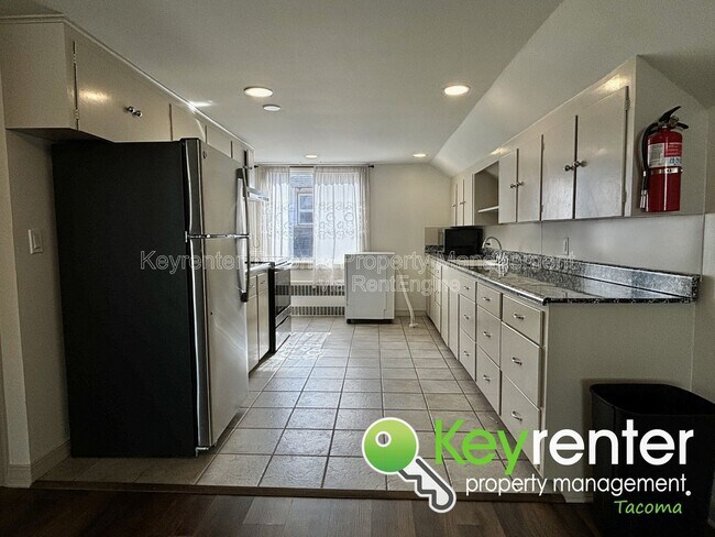 Building Photo - 1207 N Oakes St