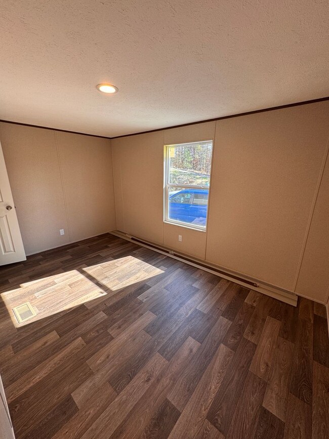 Building Photo - Energy-efficient mobile home for rent