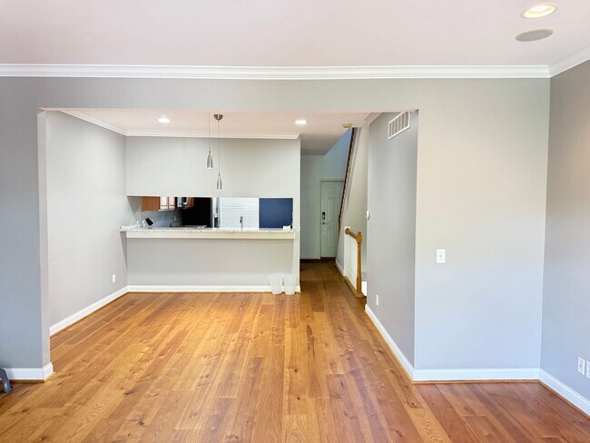 Building Photo - 2550 Cleinview Ave