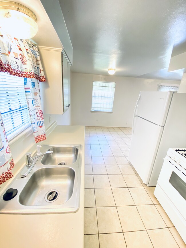 Kitchen #2 - 4010 Heatherbrook Dr