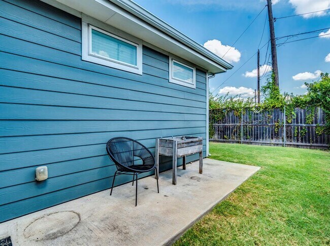 Building Photo - 2309 Hermia St