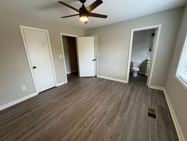 Building Photo - Excellent Location!  3 Bed 2.5 Bath Townhouse!