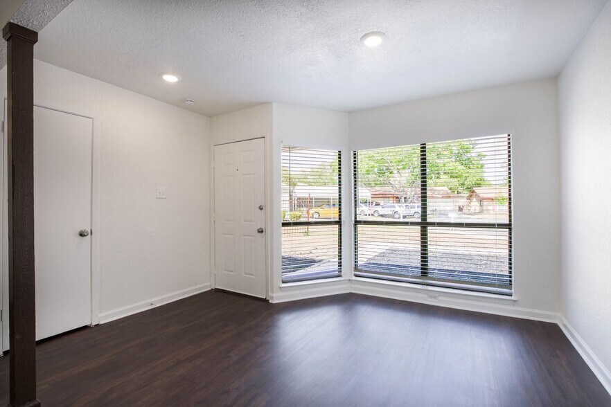 Building Photo - 7506 Lincoln Village Dr