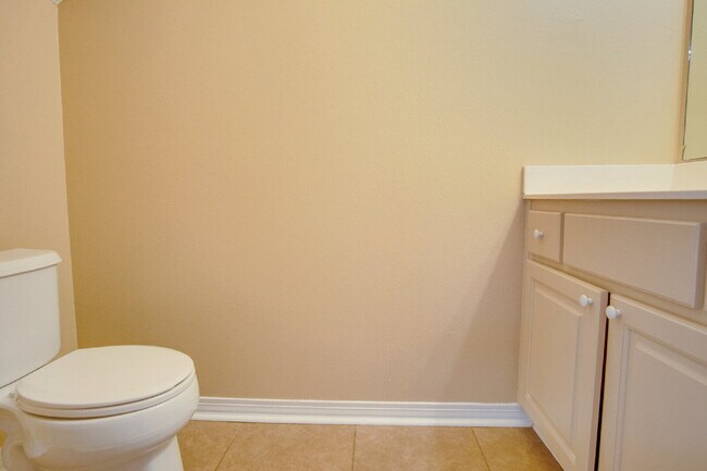 Building Photo - Santa Rosa 3/2.5 Townhome – Minutes from N...