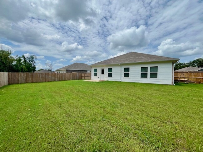 Building Photo - 202 S Rainbow Dr