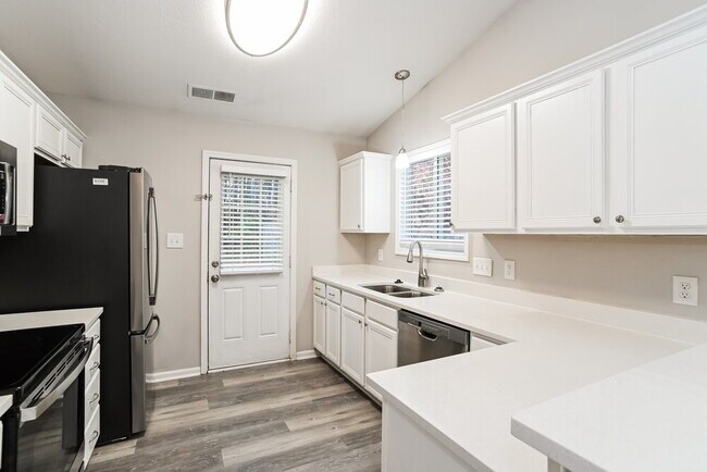 Building Photo - 3004 Great Falls Dr