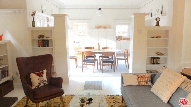 Building Photo - 2417 Walgrove Ave