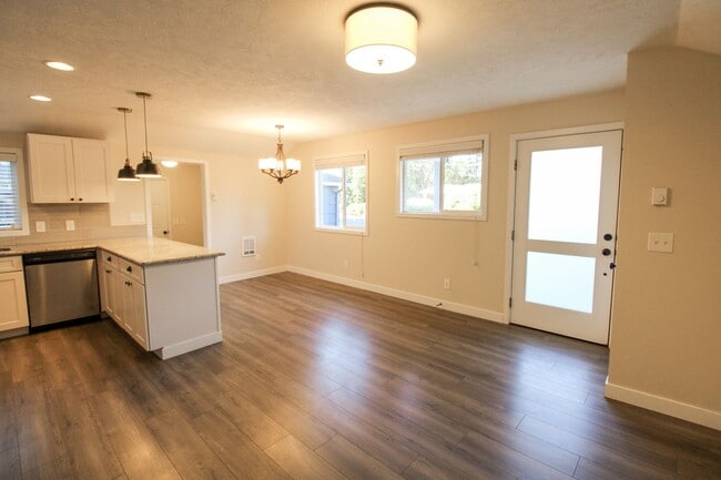 Building Photo - 860 Boxwood Ln SE