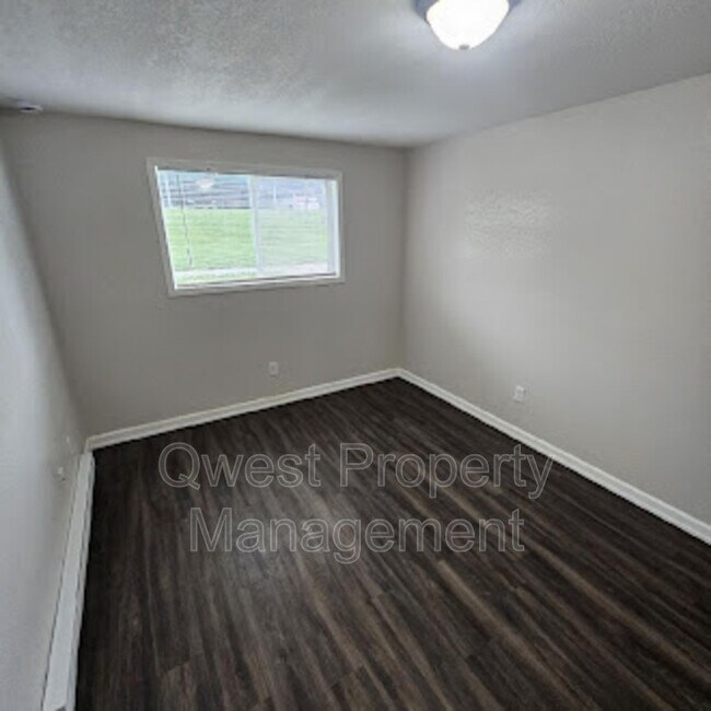 Building Photo - 409 E Woodlawn Ave