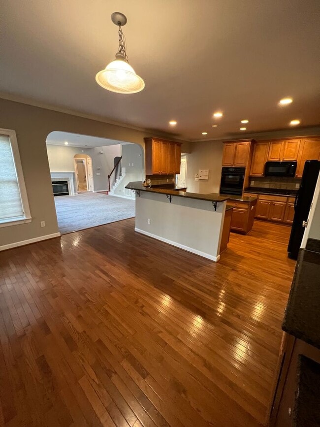 Building Photo - Beautiful 5 bedroom Executive Home In Wakefield