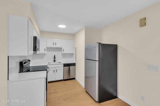 Building Photo - 114 3rd Ave