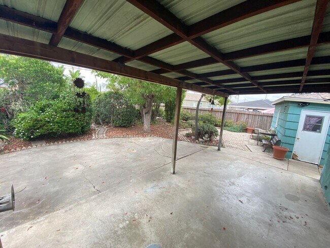 Building Photo - Cute 3 Bedroom 2 bath home located near SD...