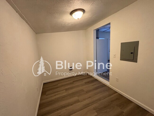 Building Photo - 915 N Hayes Ave