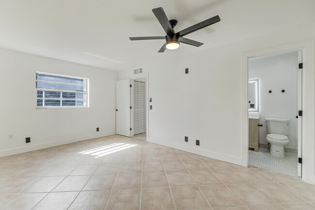 Building Photo - 560 Capri Ln