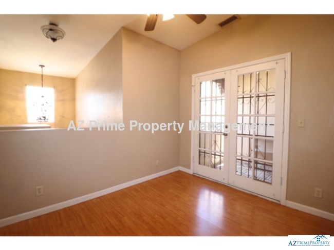 Building Photo - 5402 E Windsor Ave