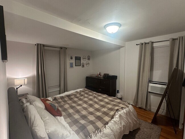 Building Photo - 82 Dustin St