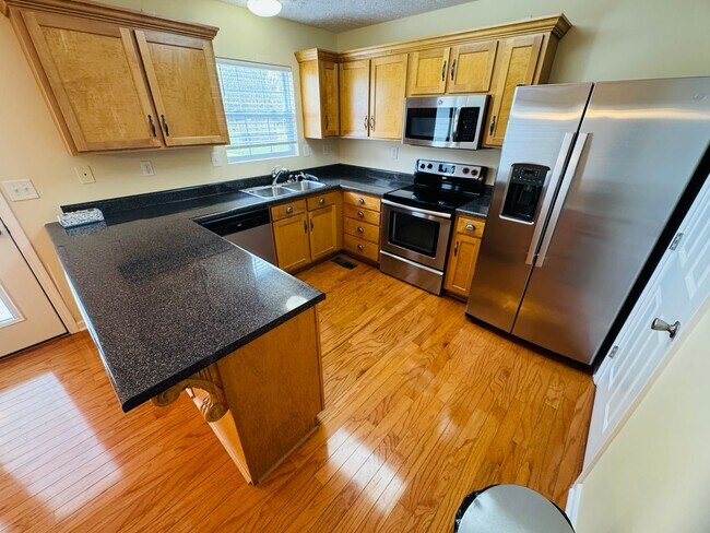 Building Photo - 3-BED, 2-BATH SINGLE FAMILY HOME WALKING DISTANCE TO CUMBERLAND!