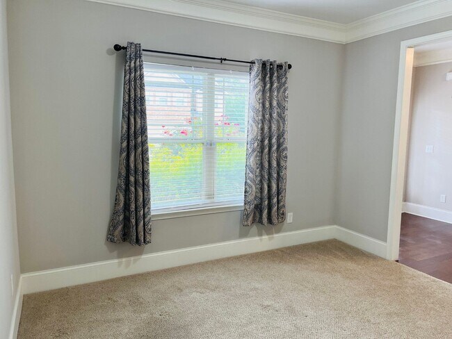 Building Photo - WOW! 5 bed, 4 full baths, brick exterior, ...