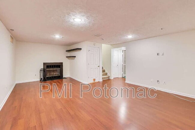 Building Photo - 8417 Meadow Green Way