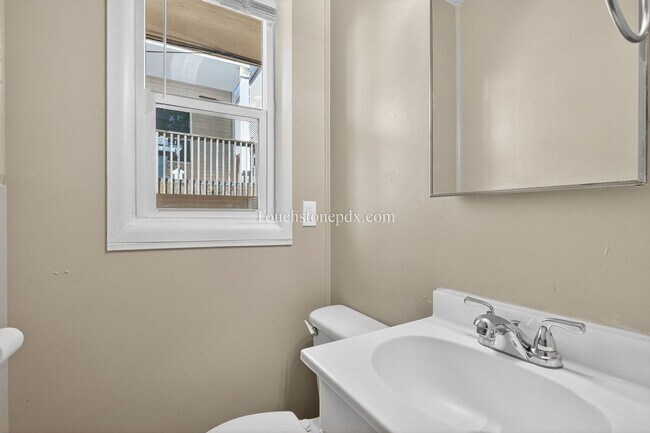 Building Photo - 7349 SE Evergreen St