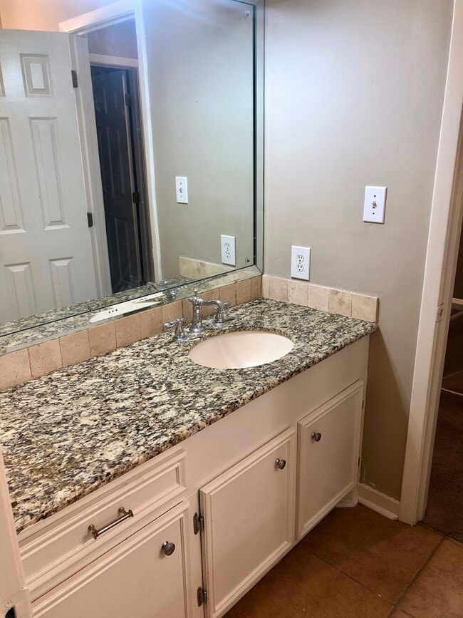 Building Photo - 2 bed, 1.5 bath in Brandon!