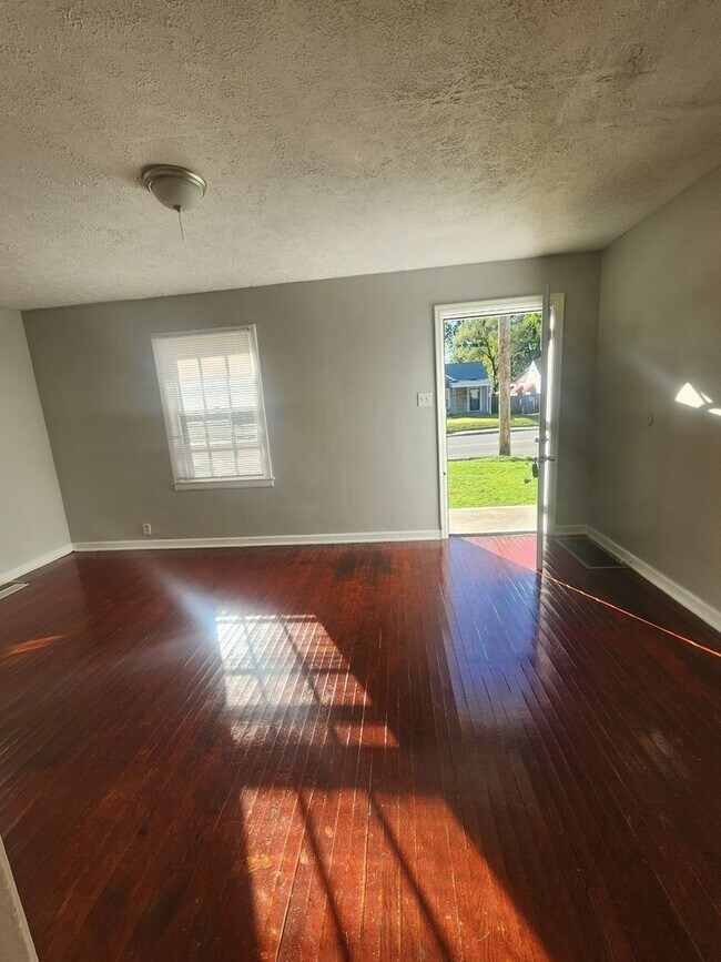 Building Photo - Newly Remolded Spacious Two Bedroom Single Family Near 38th and Sherman
