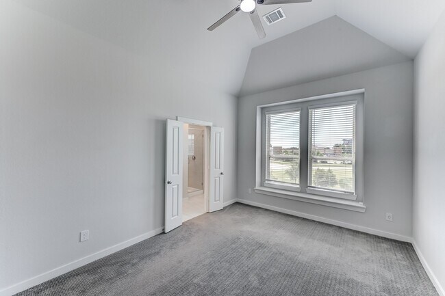 Building Photo - 6570 Scarlet Pond Ln