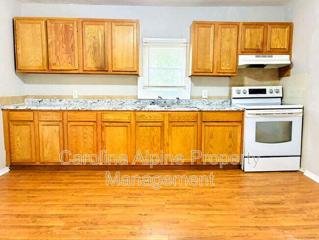 Building Photo - 405 S Oak St