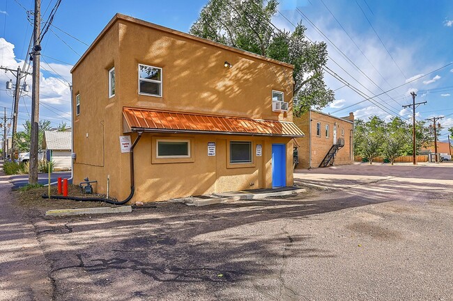 Building Photo - Nestled in DT OCC- Updated 2 bed 1 bath, w...