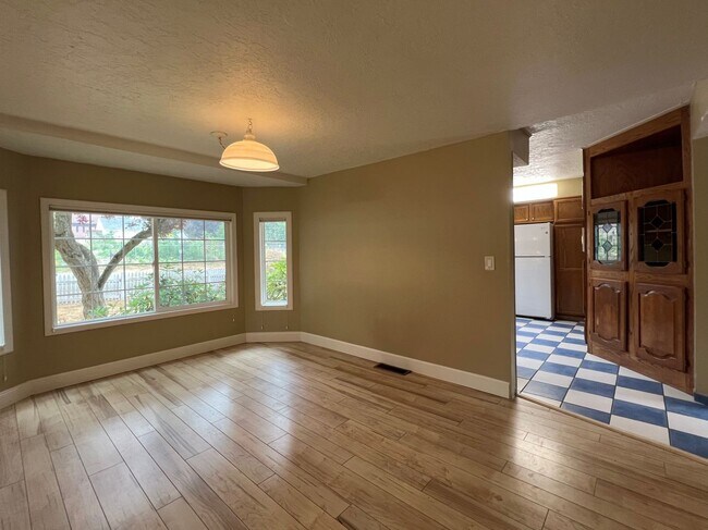 Building Photo - Outdoor Oasis: Charming 3 Bed 2 Bath House!