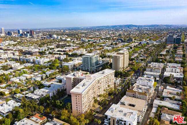 Building Photo - 100 S Doheny Dr